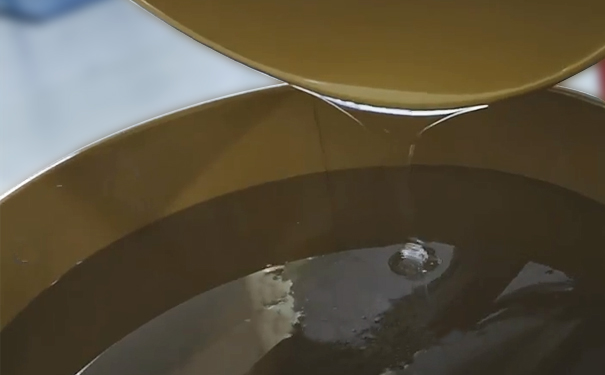 什么原因?qū)е履＞吖枘z冒油？