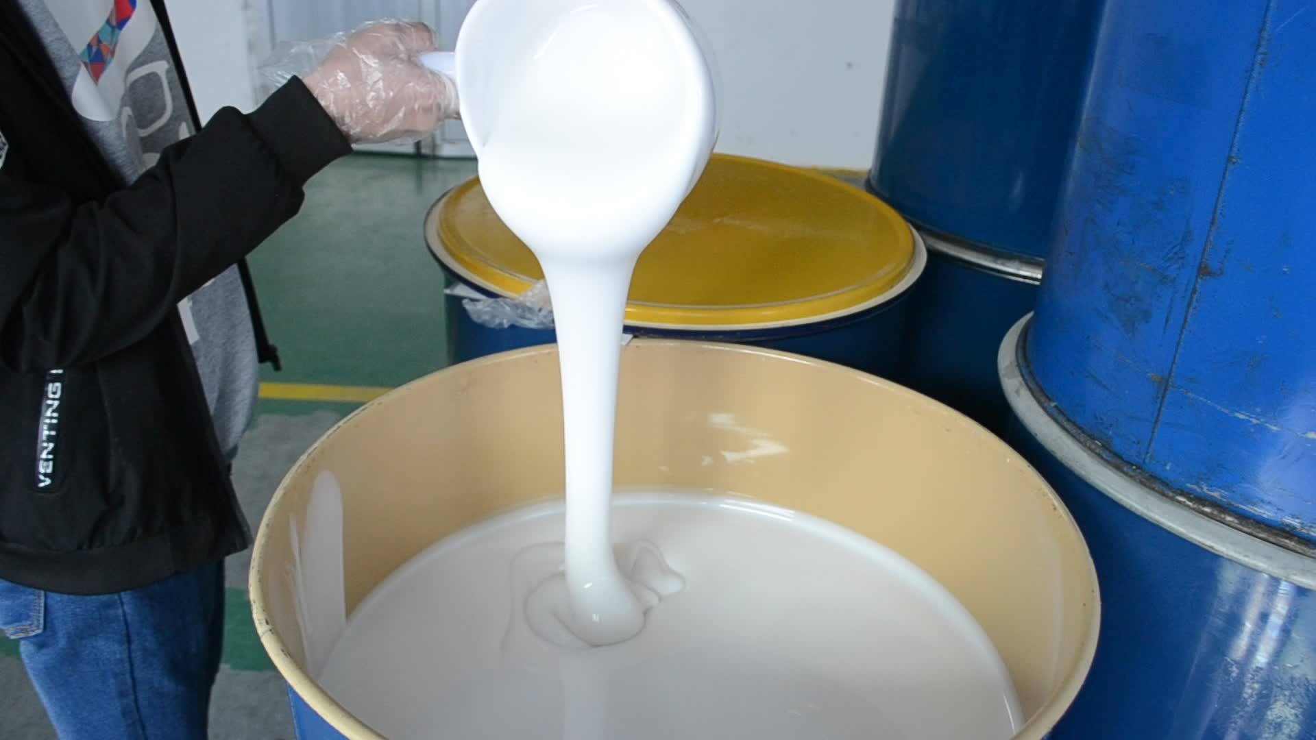 選購模具硅膠如何適應(yīng)小批量與大批量生產(chǎn)的靈活需求？